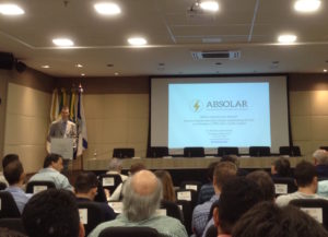 Foto mostra o presidente da ABSOLAR palestrando na FIEC em Fortaleza