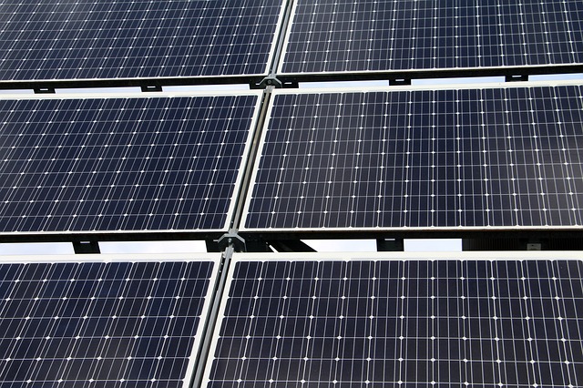 Foto mostra vários panéis solares