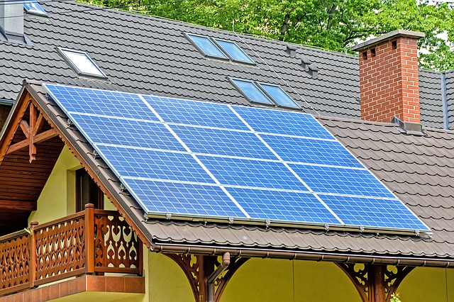 Casa com painéis fotovoltaicos no telhado